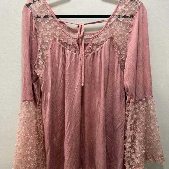 POL Pink Flutter Sleeve Blouse with Ruffled Embellishments. Size Small - Picture 5 of 9